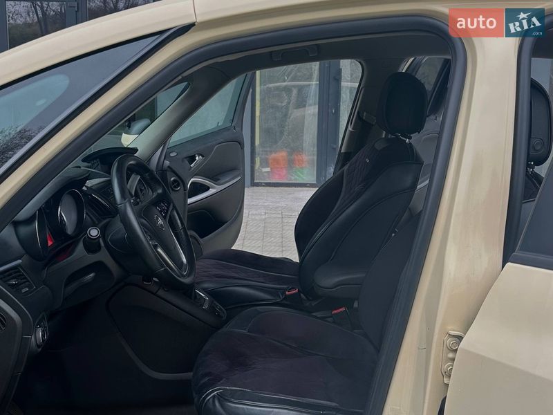 Минивэн Opel Zafira Tourer 2012 в Новояворовске