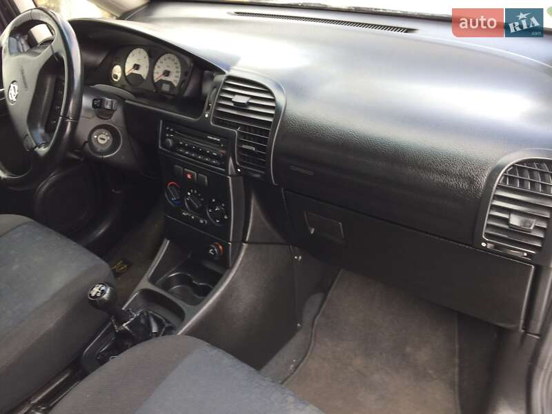 Мінівен Opel Zafira 2002 в Вараші