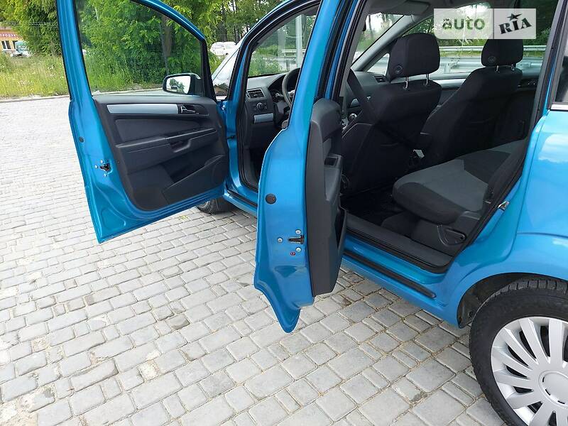Минивэн Opel Zafira 2005 в Могилев-Подольске
