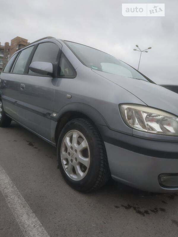 Минивэн Opel Zafira 2005 в Ровно