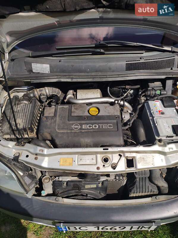 Минивэн Opel Zafira 2001 в Новояворовске