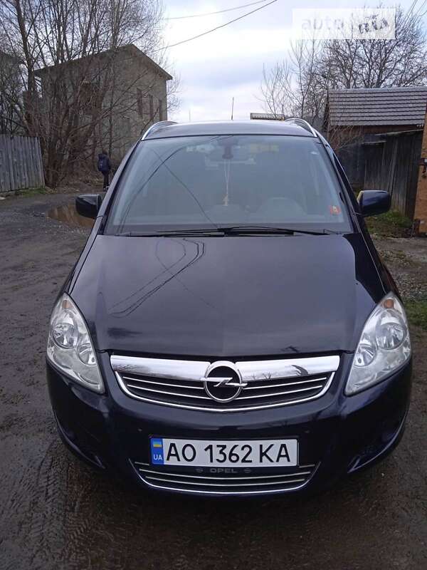 Минивэн Opel Zafira 2010 в Воловце