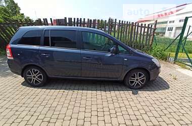 Минивэн Opel Zafira 2010 в Долине