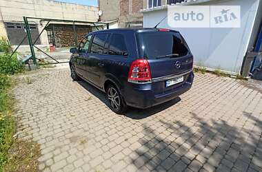 Минивэн Opel Zafira 2010 в Долине