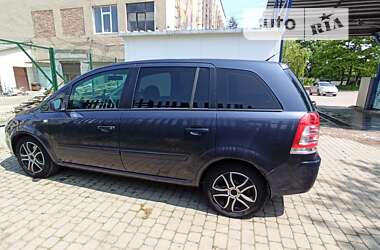 Минивэн Opel Zafira 2010 в Долине