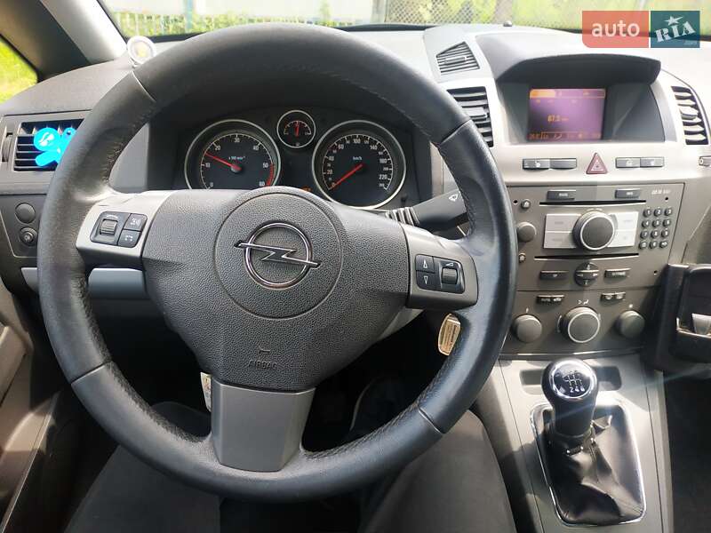 Минивэн Opel Zafira 2006 в Сваляве