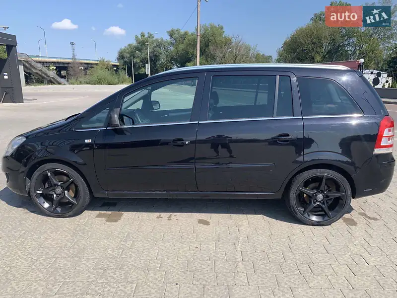 Минивэн Opel Zafira 2011 в 