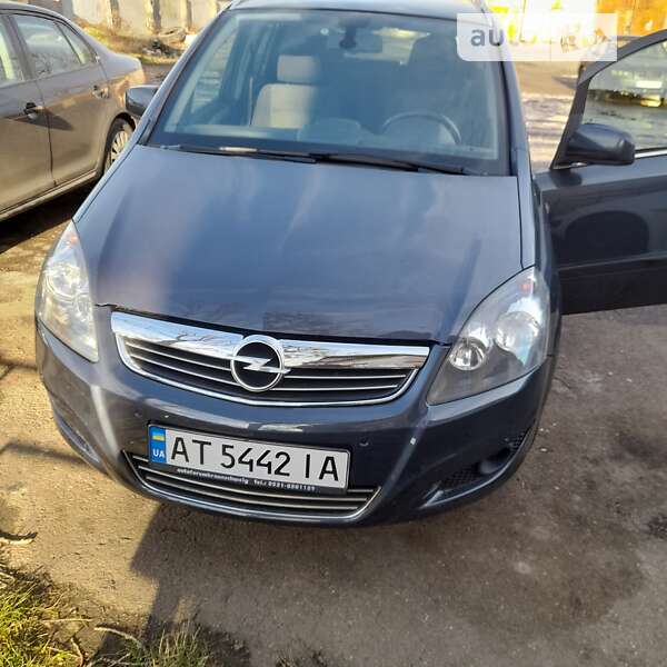 Минивэн Opel Zafira 2010 в Калуше