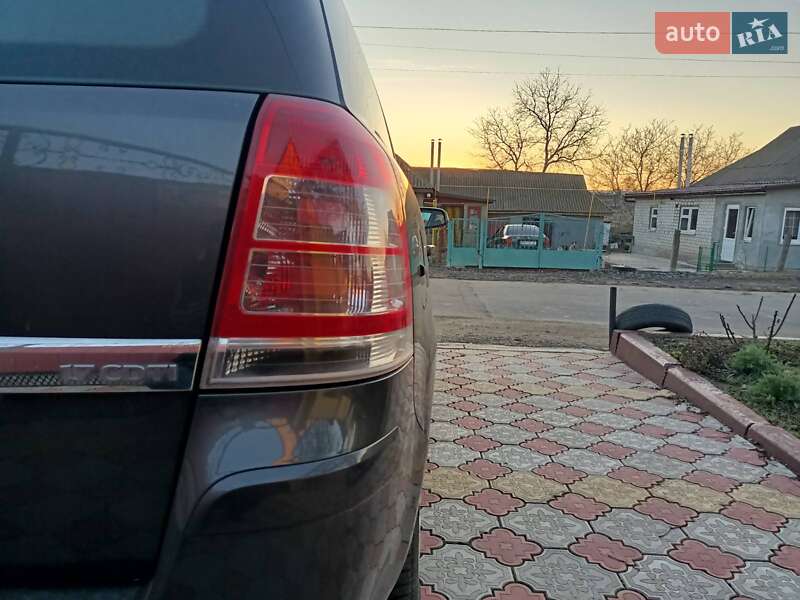 Минивэн Opel Zafira 2009 в Южном