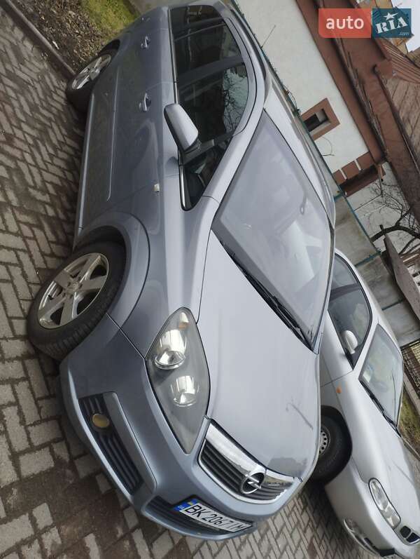 Минивэн Opel Zafira 2005 в Ровно