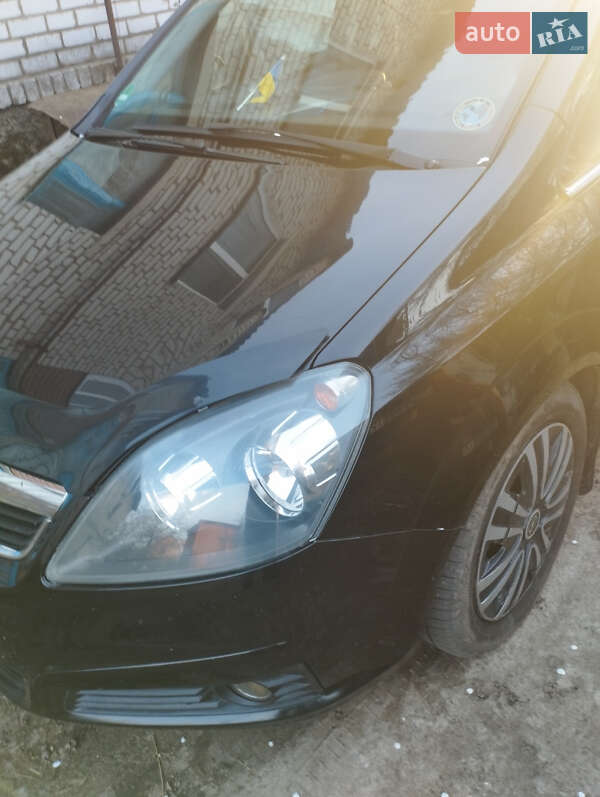 Минивэн Opel Zafira 2005 в Чуднове
