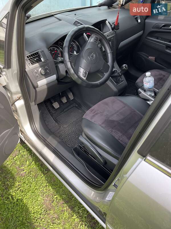 Минивэн Opel Zafira 2007 в Киеве