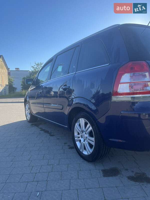 Мінівен Opel Zafira 2013 в Дрогобичі