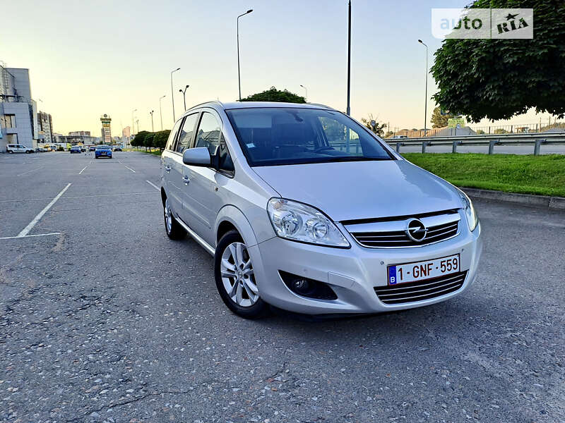 Минивэн Opel Zafira 2011 в Обухове