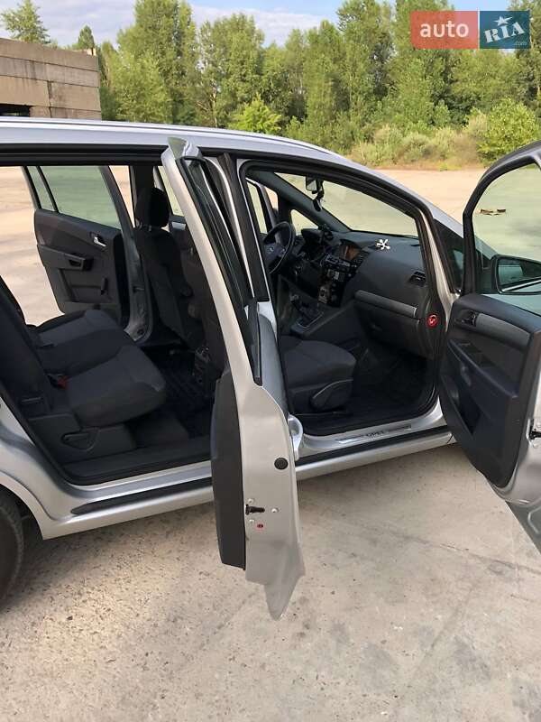 Мінівен Opel Zafira 2010 в Каневі