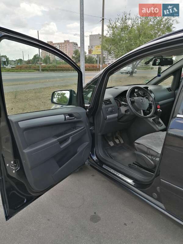 Минивэн Opel Zafira 2010 в Запорожье