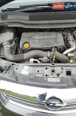 Минивэн Opel Zafira 2010 в 
