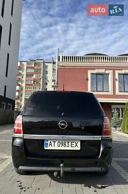 Минивэн Opel Zafira 2006 в Долине