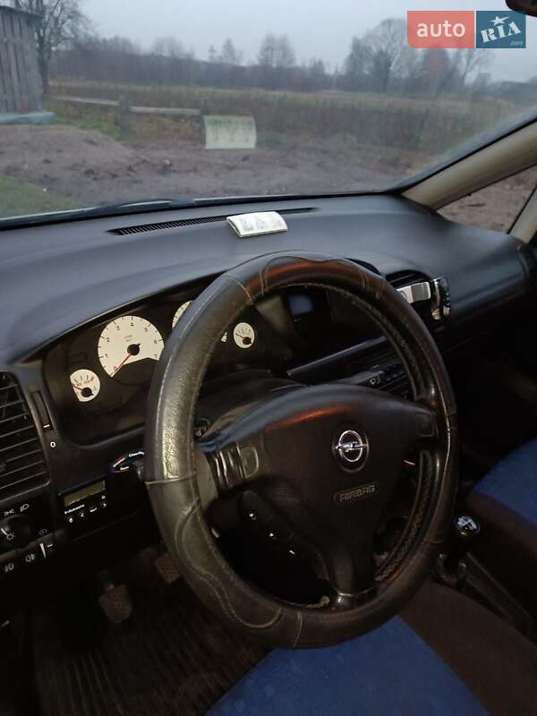 Мінівен Opel Zafira 2001 в Любешові