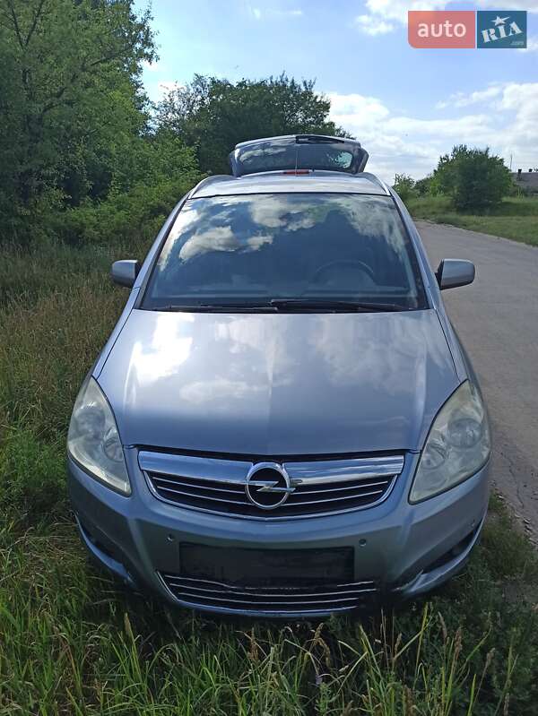 Минивэн Opel Zafira 2010 в Нововолынске