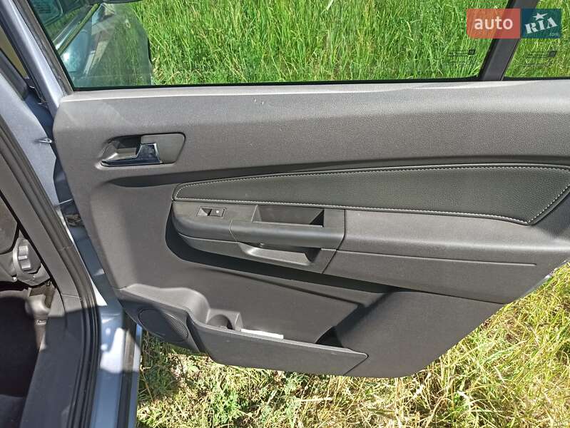 Мінівен Opel Zafira 2010 в Нововолинську
