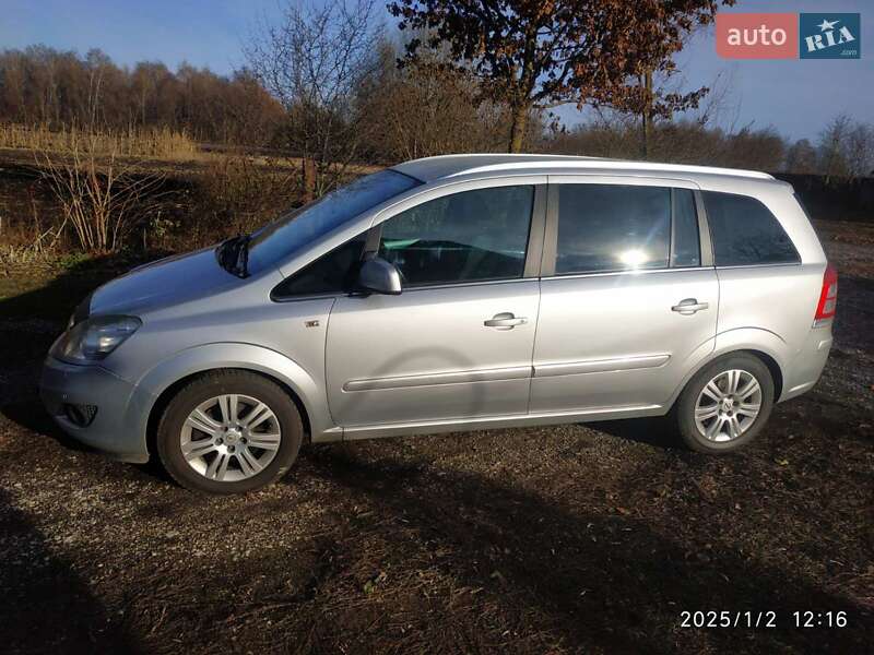 Минивэн Opel Zafira 2010 в 