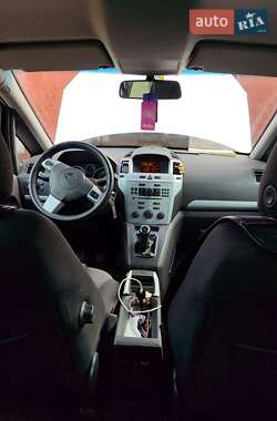 Минивэн Opel Zafira 2010 в 