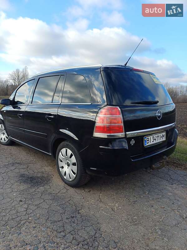 Минивэн Opel Zafira 2007 в Новых Санжарах