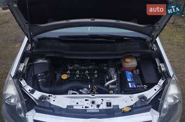Минивэн Opel Zafira 2010 в 