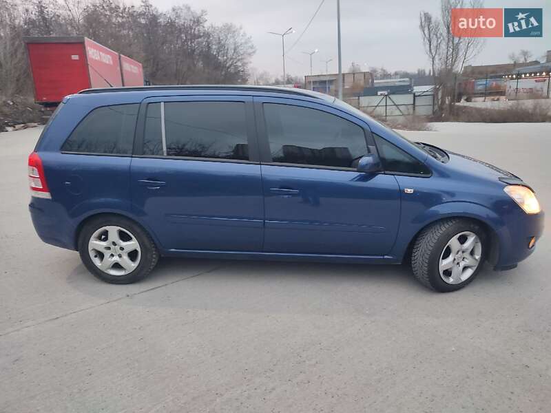 Минивэн Opel Zafira 2008 в Киеве