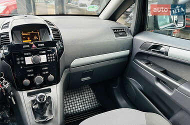 Минивэн Opel Zafira 2010 в 