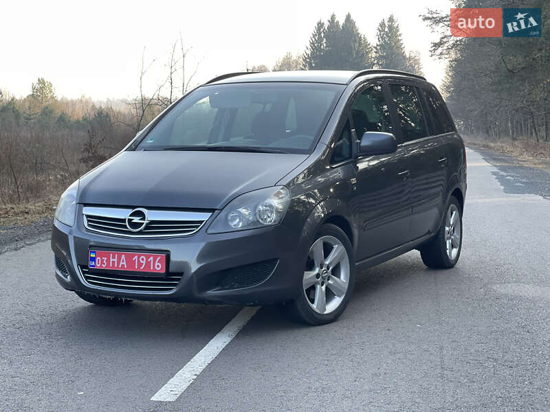 Минивэн Opel Zafira 2010 в Цумани