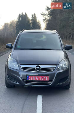 Минивэн Opel Zafira 2010 в Цумани