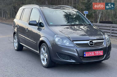 Минивэн Opel Zafira 2010 в Цумани