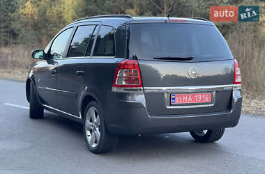 Минивэн Opel Zafira 2010 в Цумани