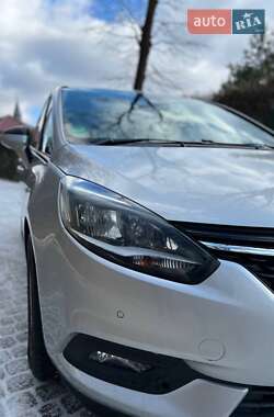 Минивэн Opel Zafira 2018 в 