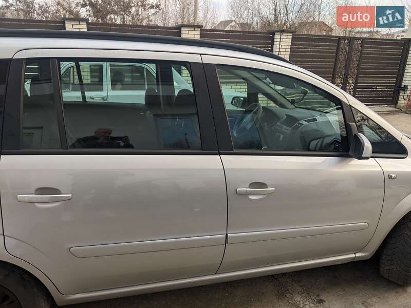Минивэн Opel Zafira 2005 в Виноградове