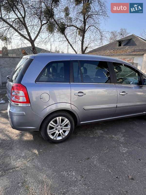 Минивэн Opel Zafira 2010 в Золотоноше