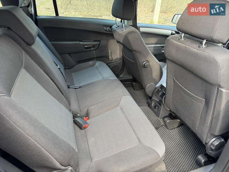 Минивэн Opel Zafira 2010 в Александрие
