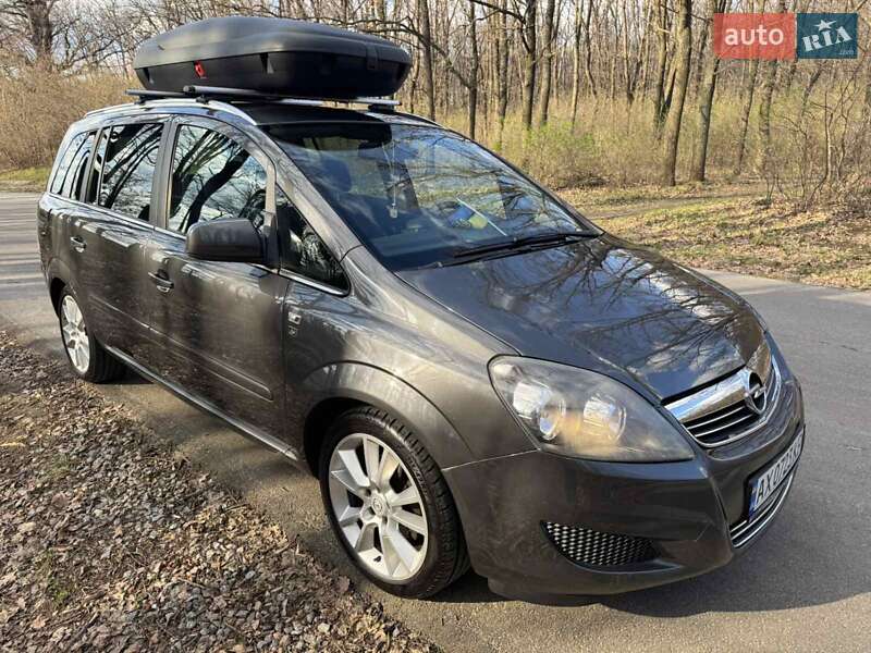 Минивэн Opel Zafira 2010 в Александрие