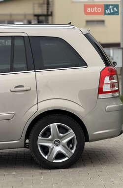 Минивэн Opel Zafira 2010 в 