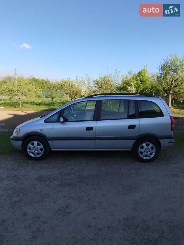 Минивэн Opel Zafira 2002 в Долине