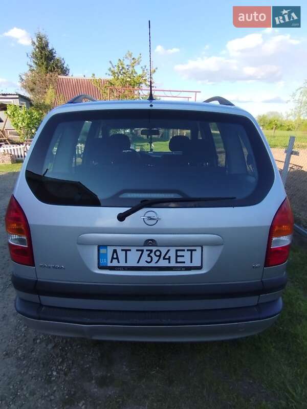Минивэн Opel Zafira 2002 в Долине