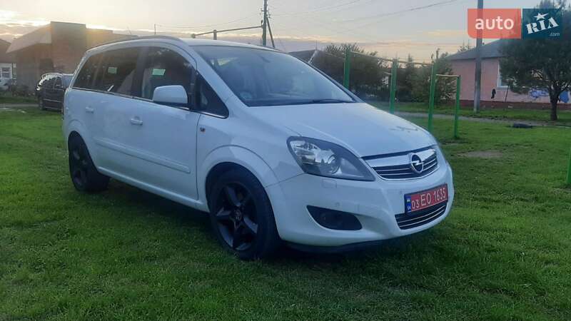 Минивэн Opel Zafira 2011 в Нововолынске