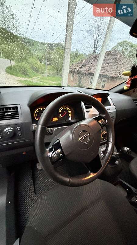 Мінівен Opel Zafira 2011 в Воловцю