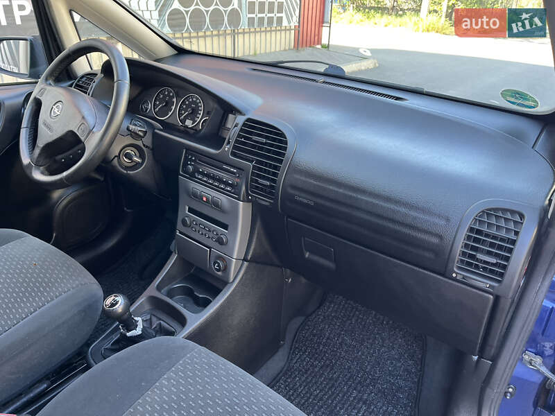 Минивэн Opel Zafira 2004 в Могилев-Подольске