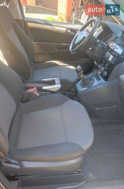 Минивэн Opel Zafira 2010 в 