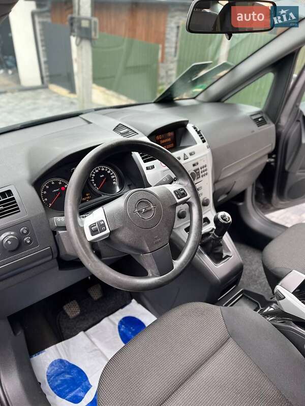 Минивэн Opel Zafira 2009 в Хмельницком