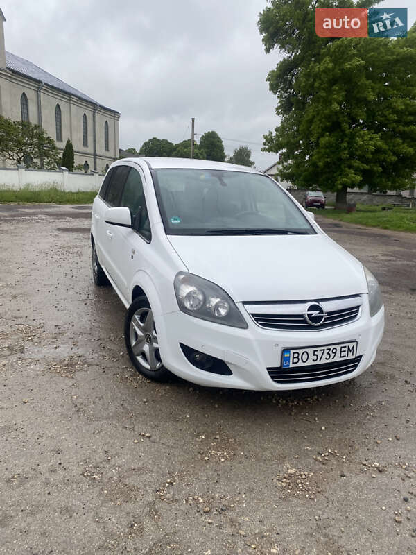Минивэн Opel Zafira 2010 в Шумске