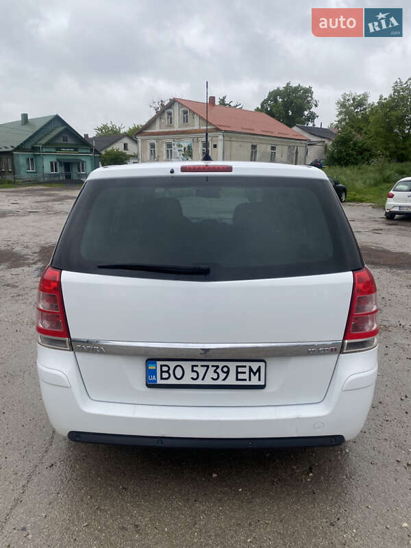 Минивэн Opel Zafira 2010 в Шумске